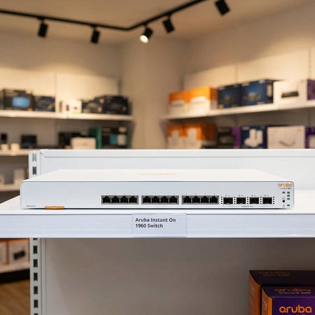 um roteador ou switch branco e laranja com várias portas, provavelmente usado para conexão à internet ou gerenciamento de rede.