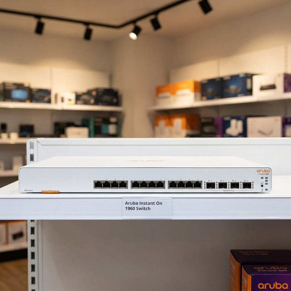 um roteador ou switch branco e laranja com várias portas, provavelmente usado para conexão à internet ou gerenciamento de rede.