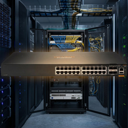 um dispositivo eletrônico preto com uma fileira de portas na frente, provavelmente um dispositivo de rede ou um computador.