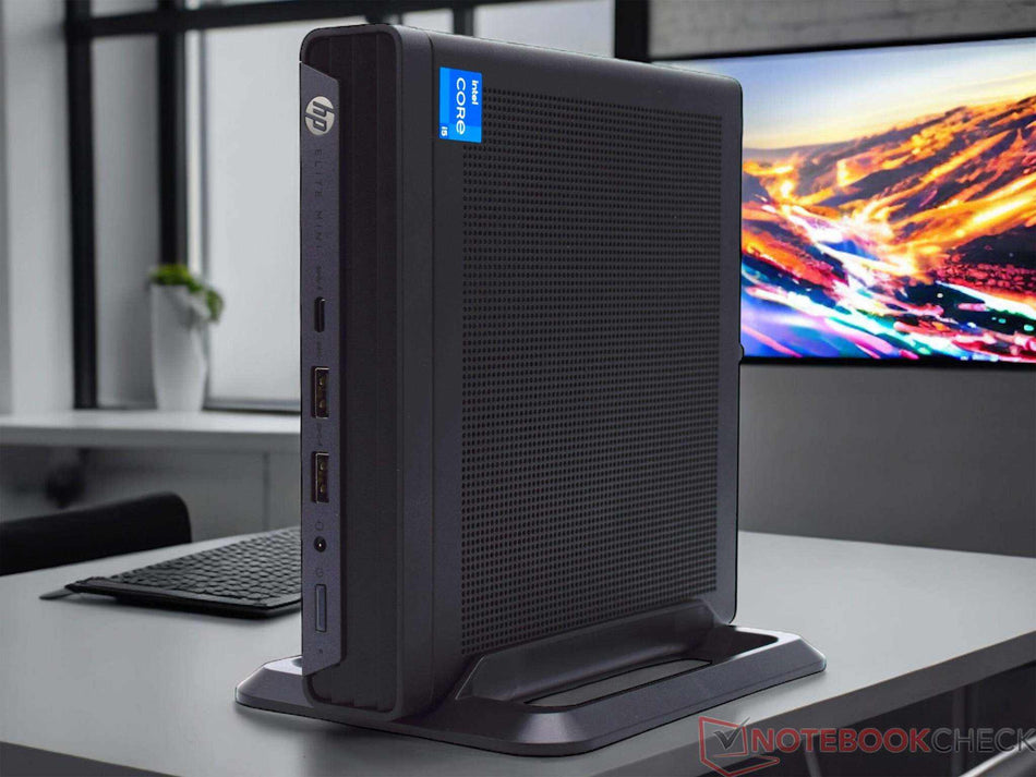 Desktop HP Pro Mini preto, compacto e retangular, com acabamento fosco, grade frontal ventilada e suporte vertical.