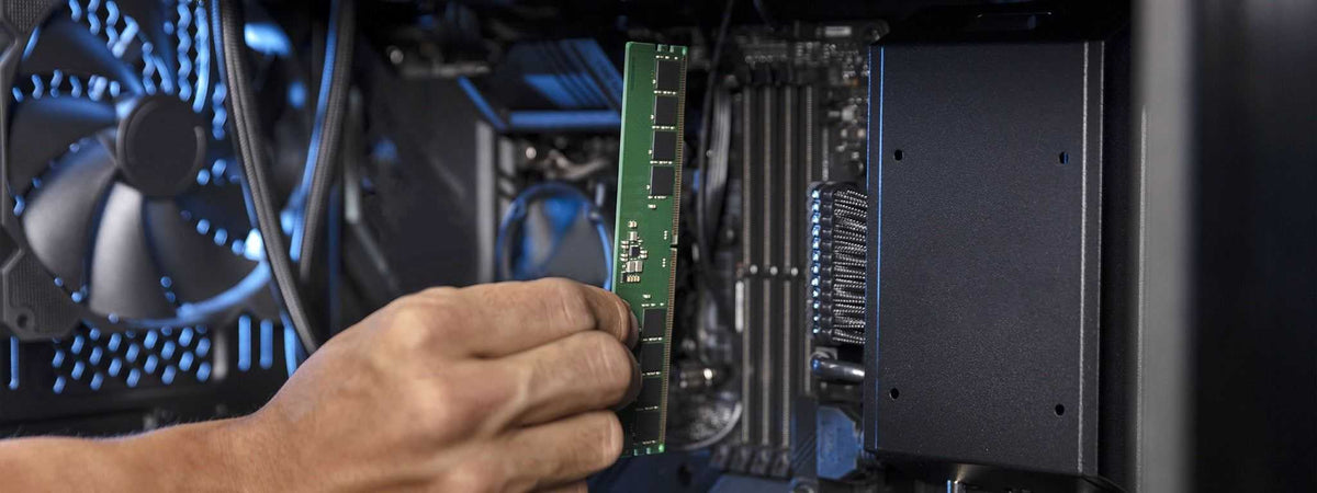 Memória Dell 16GB verde, em módulo UDIMM, sendo instalada em um slot de placa-mãe dentro de um computador.