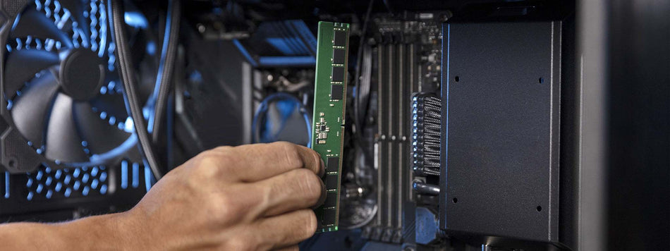 Memória Dell 32GB em módulo verde com contatos dourados, sendo instalada em um computador por uma mão.