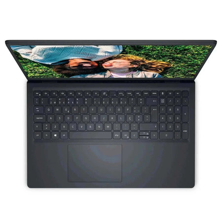 Notebook Dell Latitude cinza-escuro com acabamento liso, teclado completo com numérico e tela exibindo uma foto de família