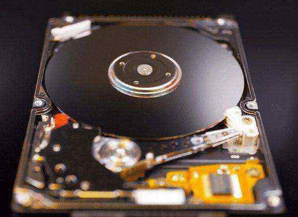 SSD HPE MSA em formato de unidade interna, com disco circular metálico exposto e placa eletrônica laranja.