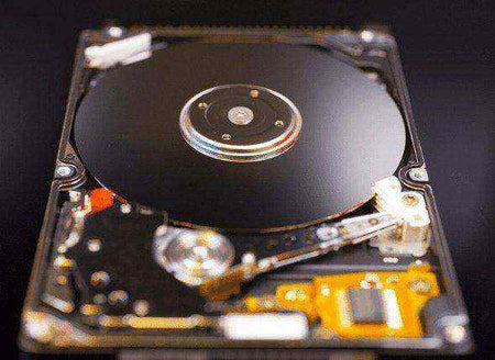 SSD HPE MSA em formato de unidade interna, com disco circular metálico exposto e placa eletrônica laranja.